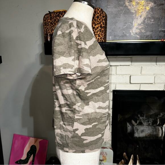 UNIVERSAL THREAD CO Camouflage V-neck T-Shirt Women’s Size Small - Picture 6 of 7